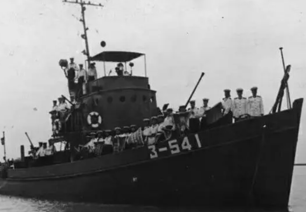 1953年，面对英国海军高速炮艇闯入珠江口的挑衅行径，我军副司令张羽迅速决策，进