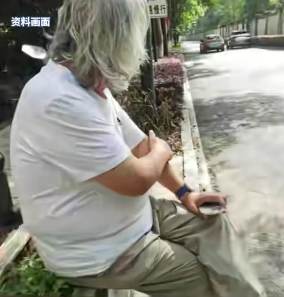 张纪中发生交通事故，主动配合交警。

