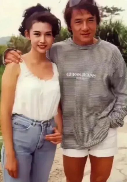 成龙邱淑贞旧照，看起来裤子有点不搭配？