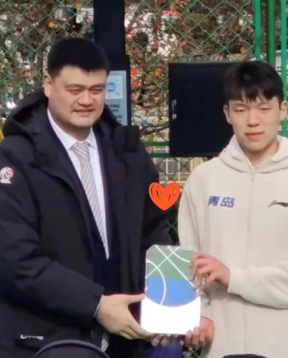 在2025年NBA选秀大会上，杨瀚森在首轮第16顺位被开拓者选中。这一结果大大超