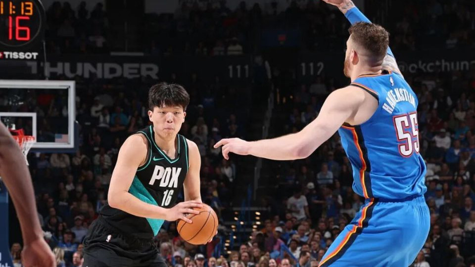 杨瀚森想伸手拉起对手遭拒，哈腾紧握拳头冲过来，请注意裁判！