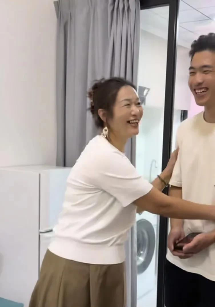谢浩南战友海军终于成了许建华公司的第一个员工。
假如今后许建华公司规模逐渐壮大，