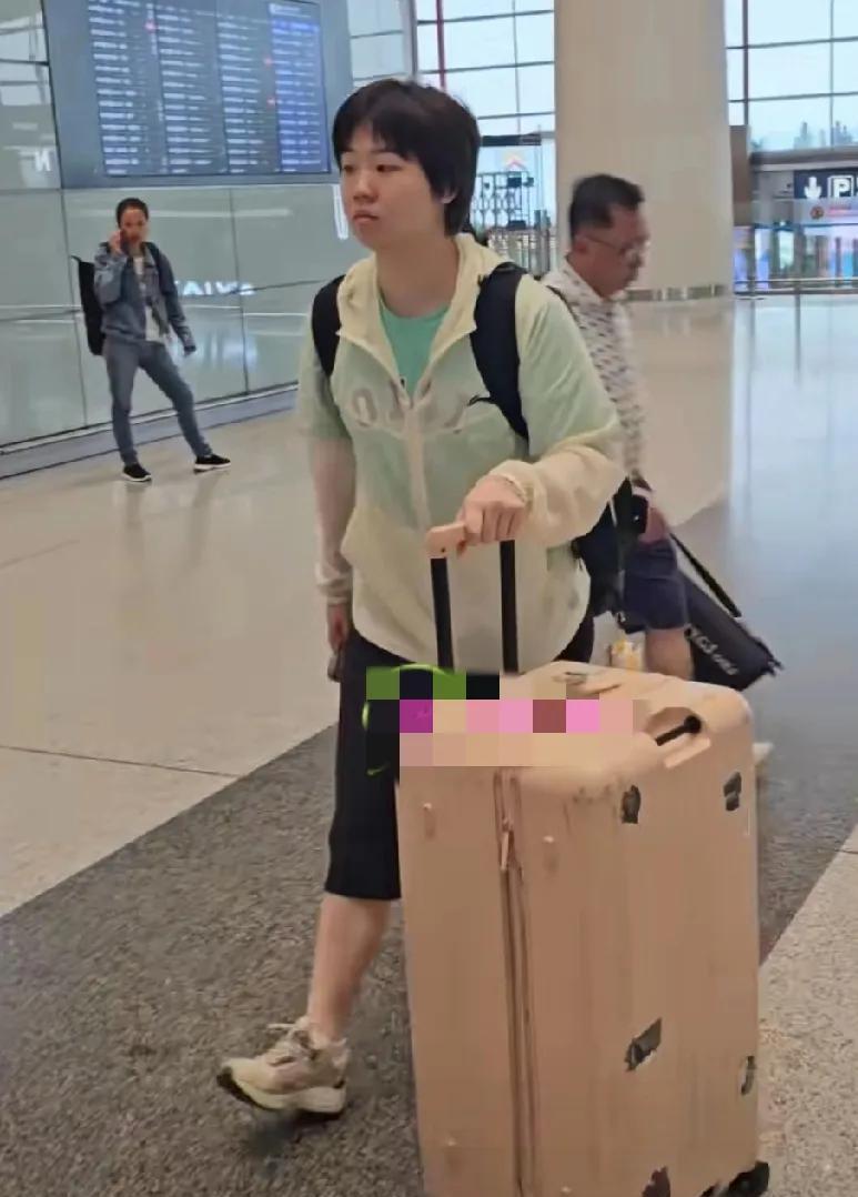 我发现，这次横滨冠军赛，蒯曼在出发时候，感觉不是那么高兴，好像心事重重的样子。