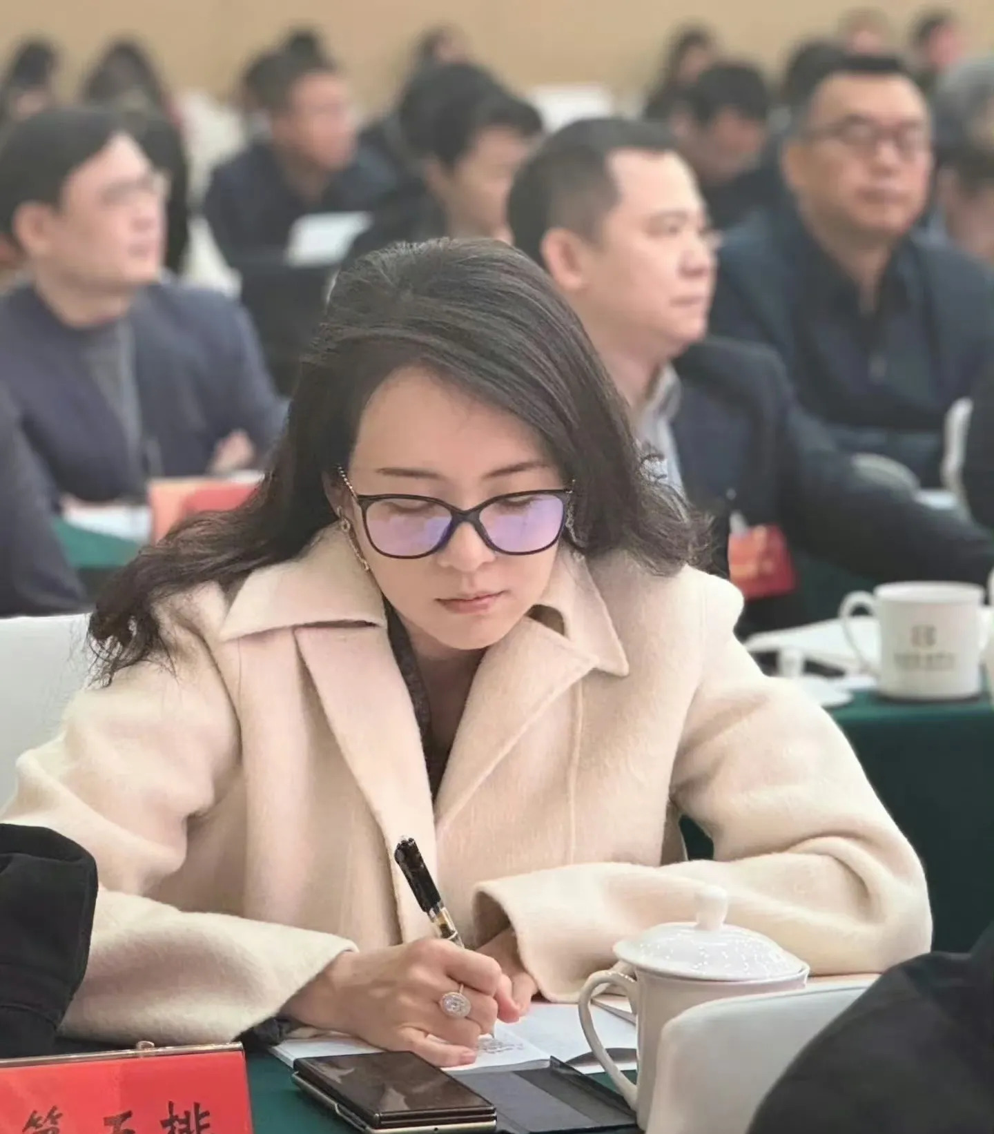 章子怡买热搜挽尊失败











到底发生了什么？一代巨星章子怡居然沦