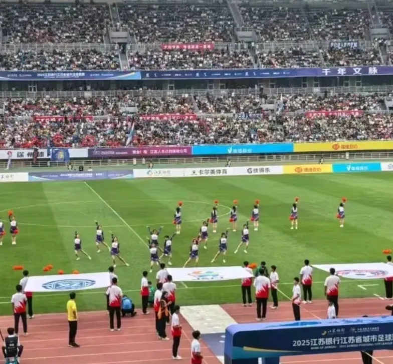 人们已经对男国足越来越失望，世锦预赛参加了10场，还是无缘世界杯。却越来越喜欢苏