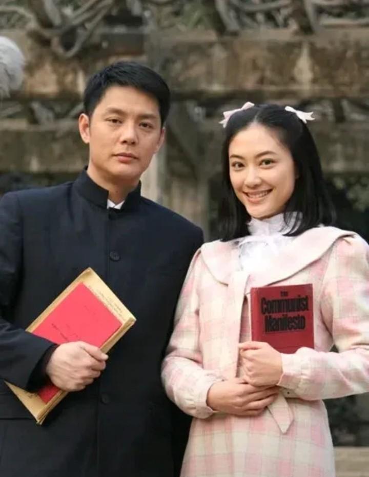 左边的是大帅哥傅程鹏，不仅颜值很高，而且演技也很好，曾被誉为谍战一哥。而右边这位