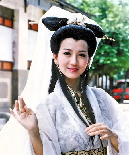 赵雅芝颜值巅峰不是《上海滩》里的冯程程，而是39岁时《新白娘子传奇》里的白素贞。