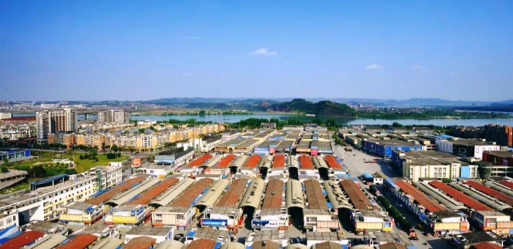 嘉陵区光彩大市场可是川东北地区超厉害的商贸物流基地。它由德力西集团投资，南充德美