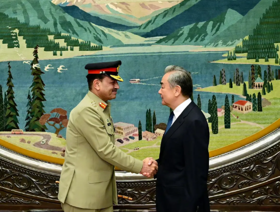 中国和巴基斯坦谈妥了
7月24日，外交部长王毅在北京会见巴基斯坦陆军参谋长穆尼尔