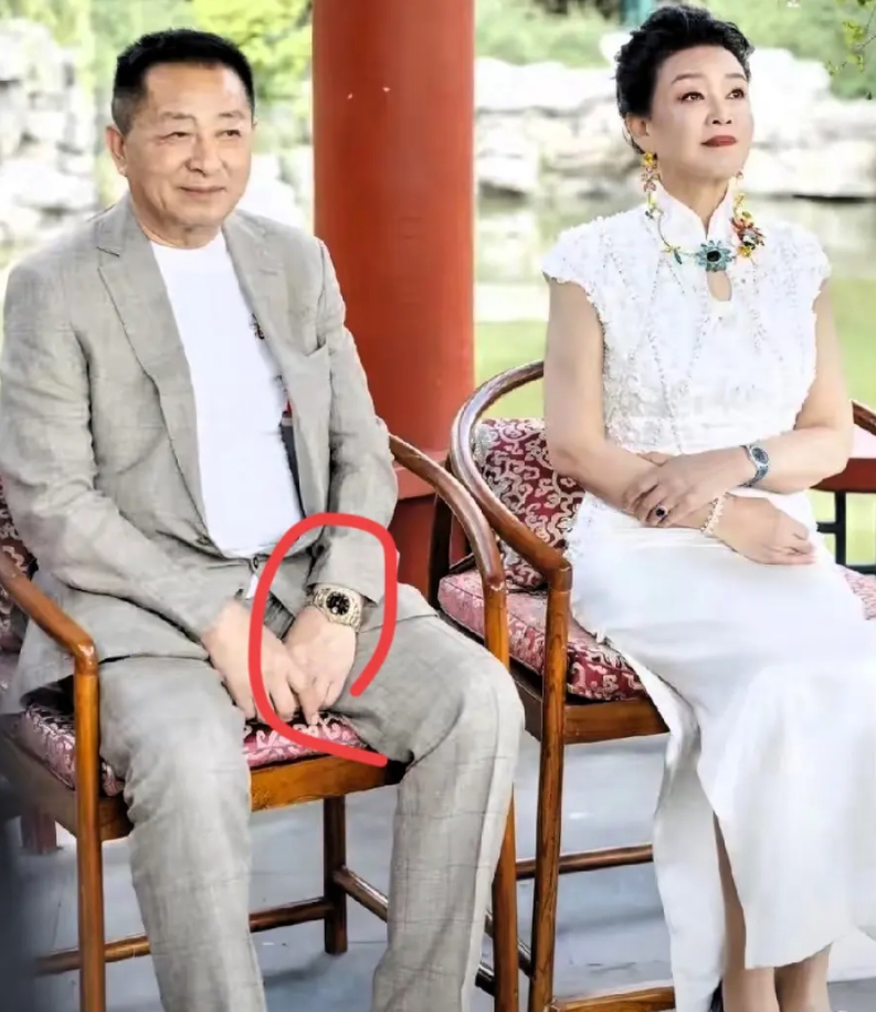 汪小菲背后的“军师”，他的亲爸，汪则翰。

满族正黄旗人，曾在北京任豆制品厂供销