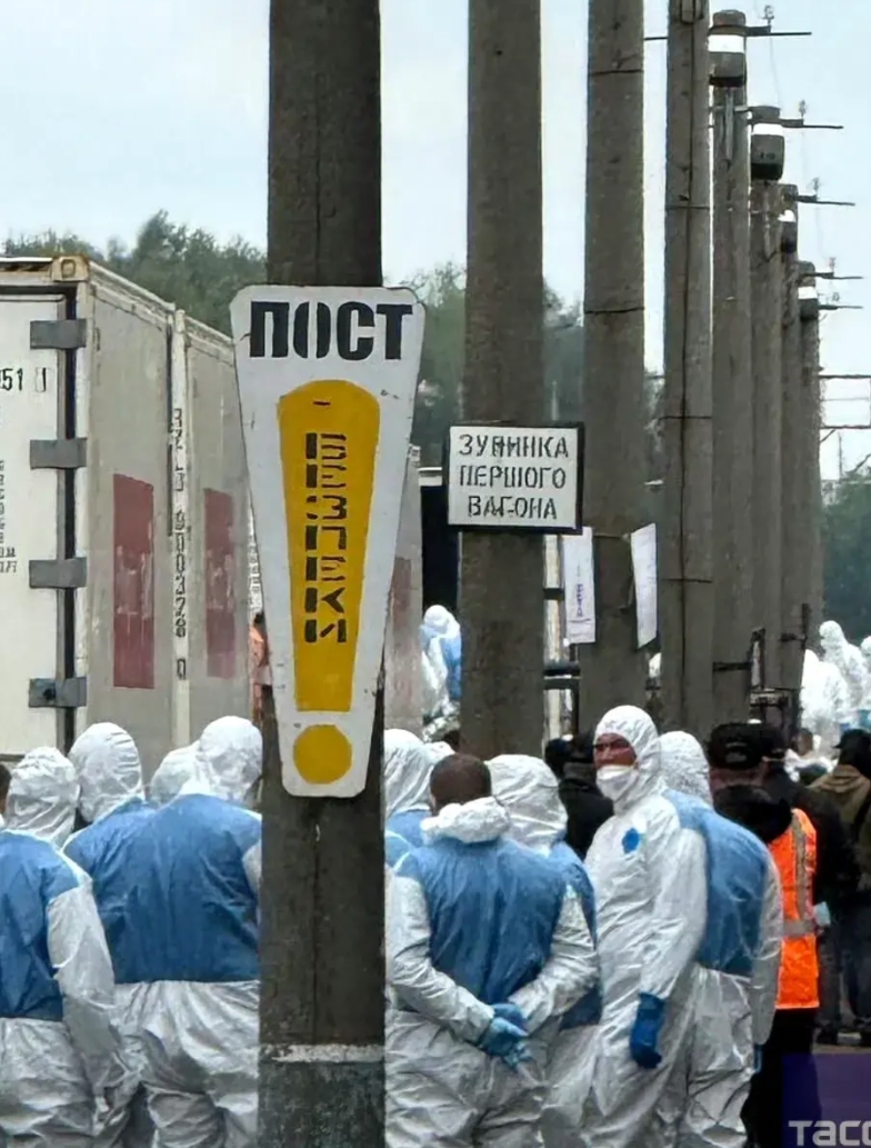 俄罗斯周五再次向乌克兰移交了1200具阵亡士兵遗体，乌克兰向俄罗斯移交了0具阵亡
