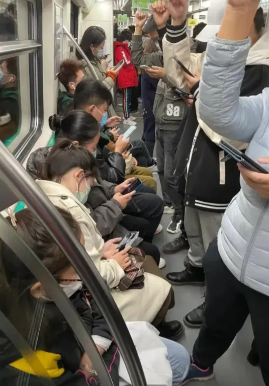 手机的十大罪状！
一.损害健康
   长时间玩手机易导致视力下降、听力受损、出现