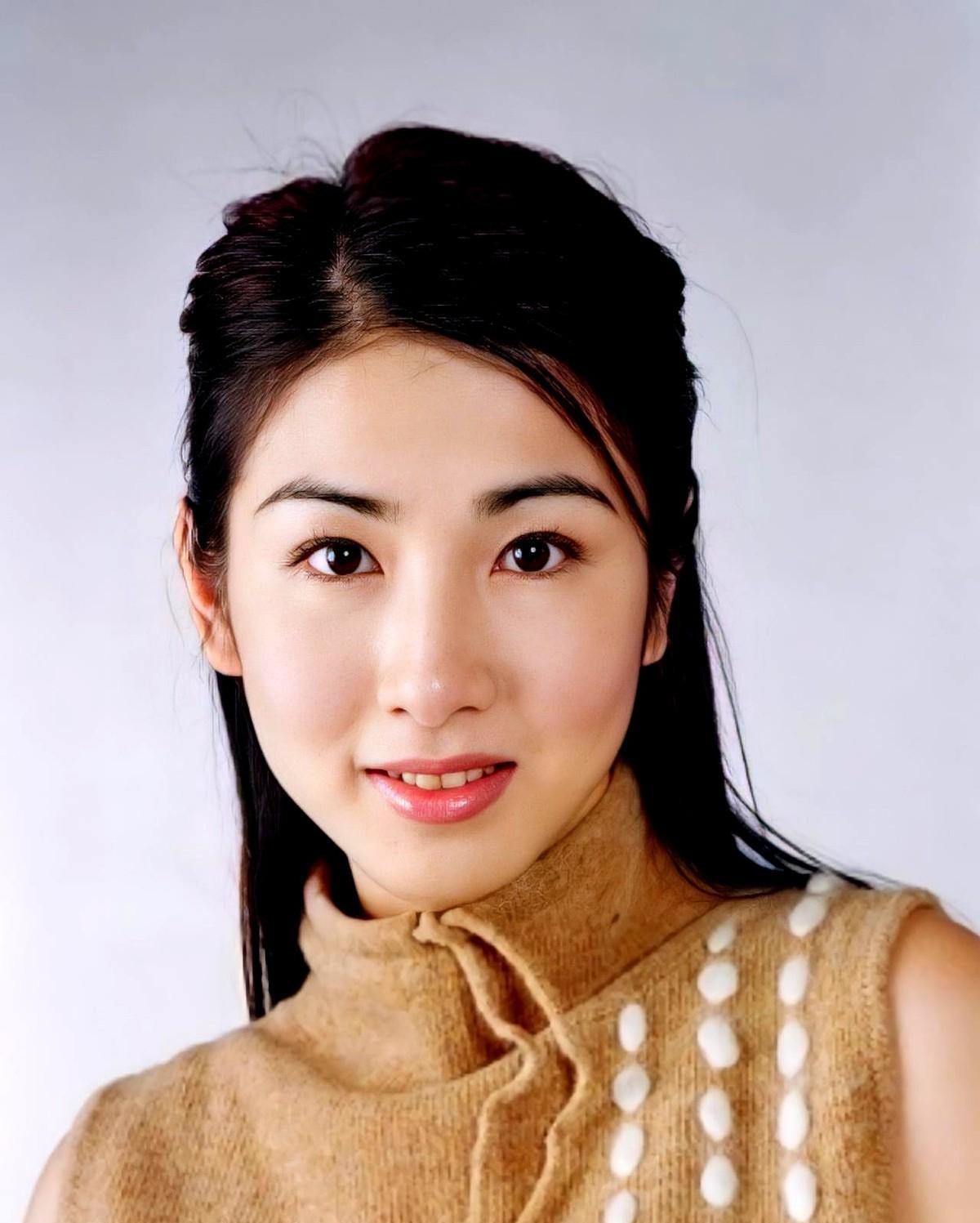 梁雪湄出生于中国香港，毕业于新界龙岗刘皇发中学，中国香港女演员。
最近刷到她分享