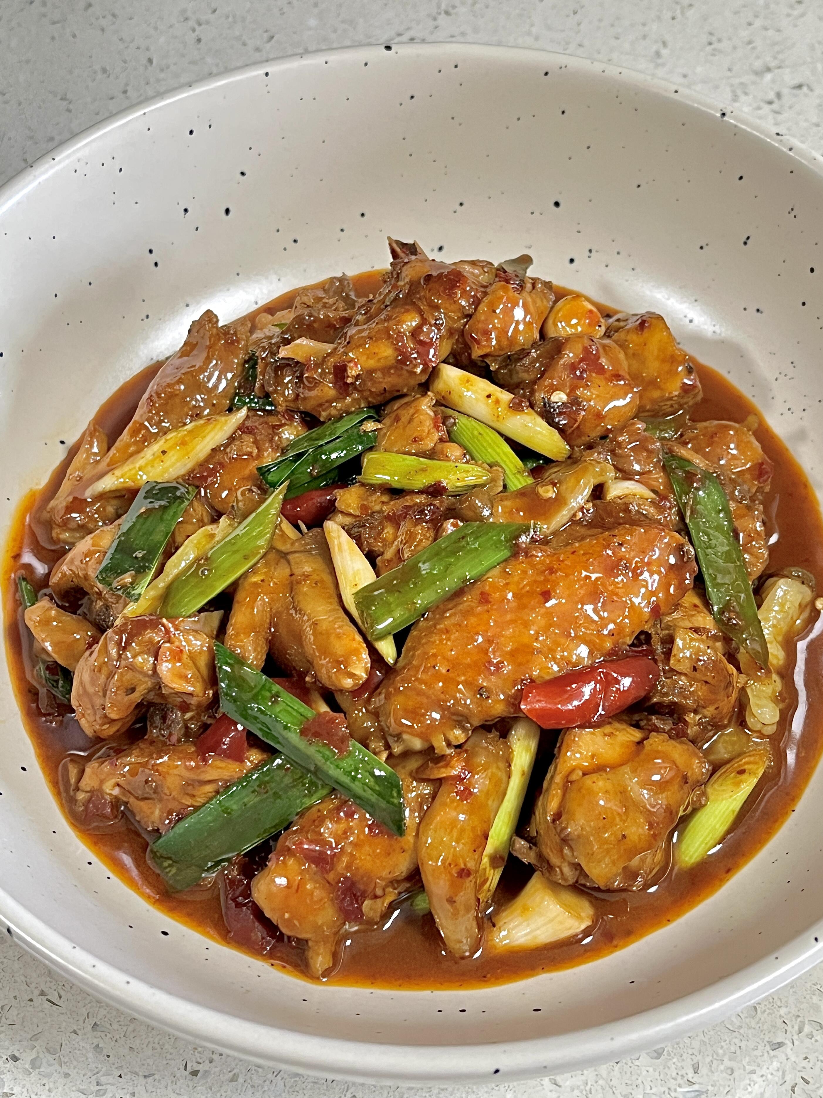 家人点名要吃的火锅鸡，麻麻辣辣好下饭，做少了根本不够吃，又是干饭的一餐
做法：1