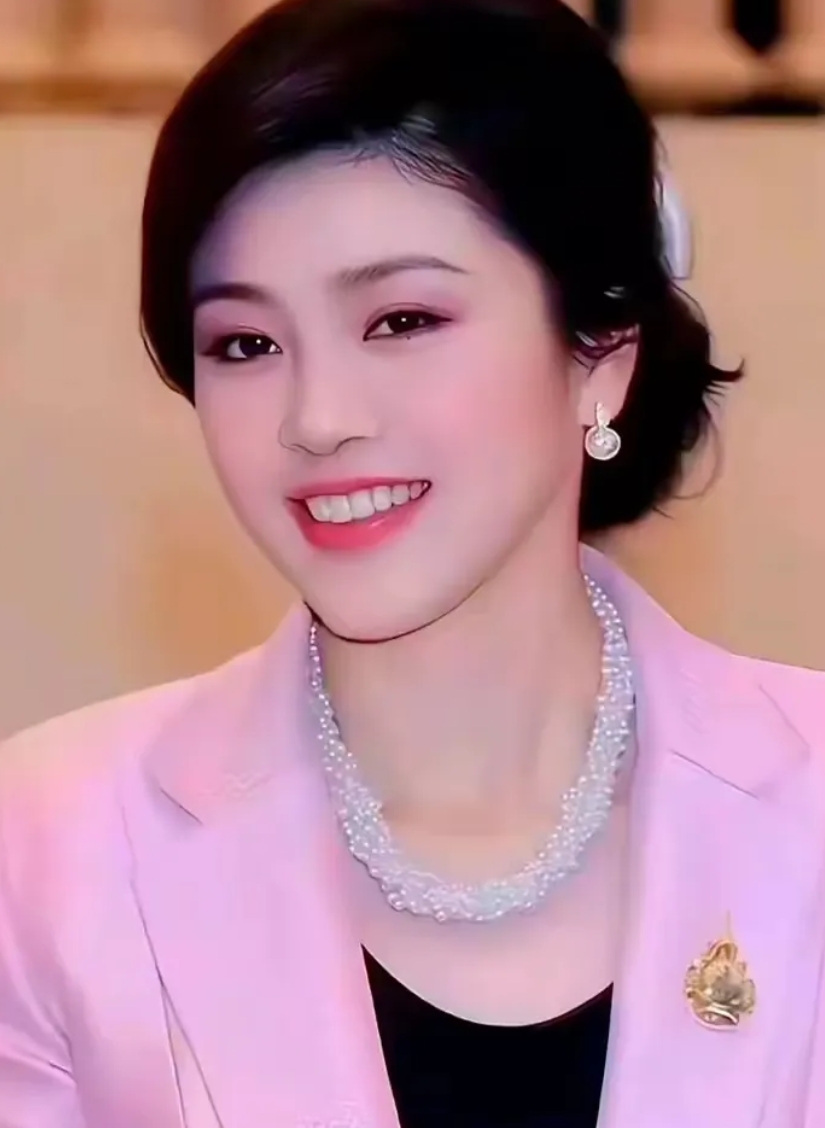 她是现代史上最美丽，最有气质，最有才华，美貌，气质，才华，政治，并存的才女政治家