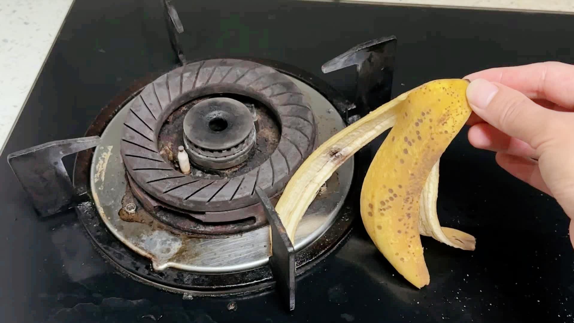 燃气灶上放1个香蕉皮，作用这么厉害，解决家中大麻烦，涨知识了