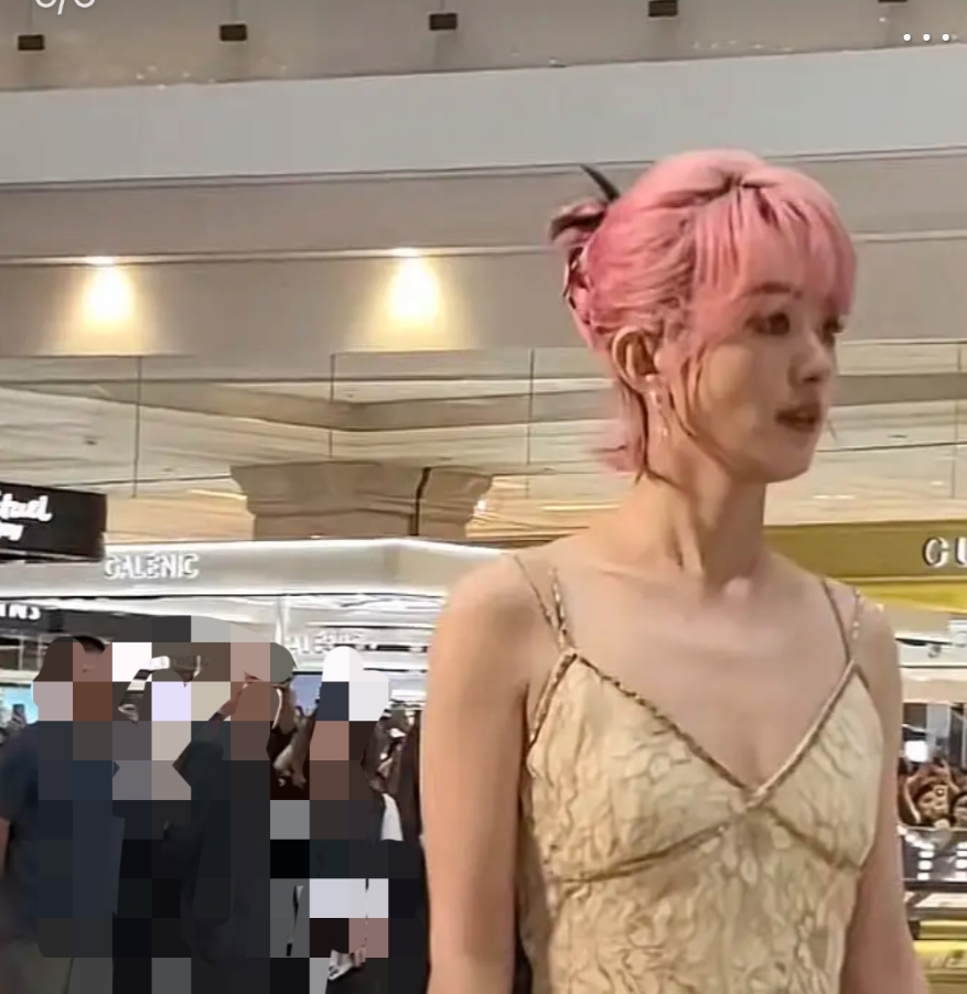 “算你妹！”
赵丽颖的言行，正在抛弃此前乖乖女形象。自从染了粉红色头发变成“小太