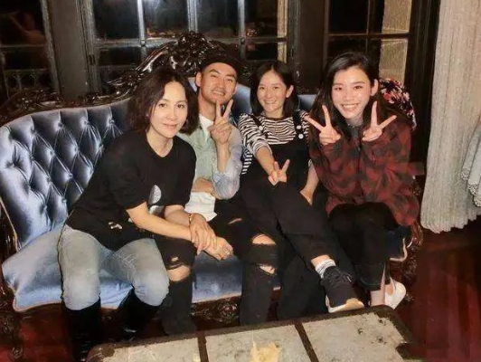 那年，在一次节目中，谢娜缠着刘嘉玲，非要参观一下她在苏州的豪宅，刘嘉玲怕造成不好