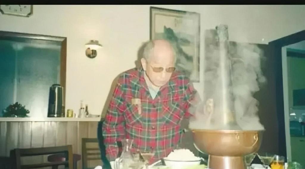 1988年，张学良在台北寓所享用东北铜锅涮肉时的照片，当时他虽然还没有完全恢复自