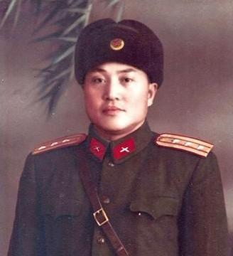 1942年，侦察股长凌少农，私下向日本人购买布料，对方说：“你看起来像军人？”凌