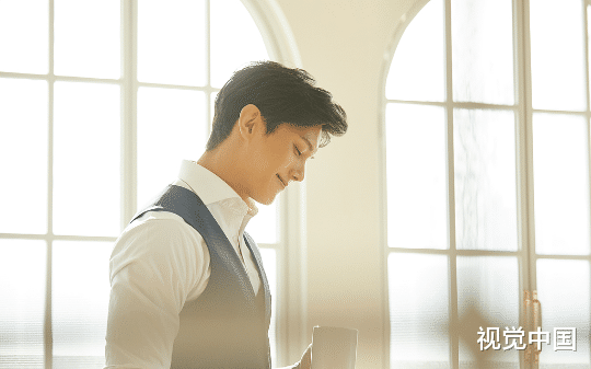 妻子爱上霸凌她的男人后我离婚出国，七年后她却带着他们七岁的女儿上门，哭着问我还要不要她