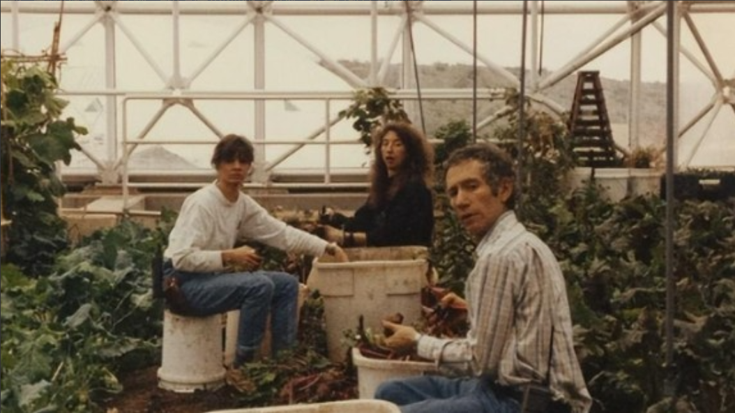 1991年，美国特意做了一个轰动全球的实验，把4男4女关在一起两年，再次打开房门