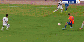 这样的球就在裁判眼皮子底下，早早就该吹了，多亏泰山领先，要不免不了要起冲突了