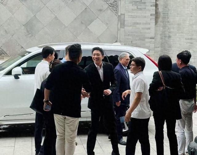 霍震霆带着霍启刚、霍启山现身北京，一起9月3日阅兵。他在采访中说，我记得十年前的