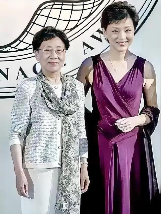 才知道，杨澜的美貌和气质从哪里来的了，原来是继承了妈妈 的好基 因啊！杨澜的妈妈