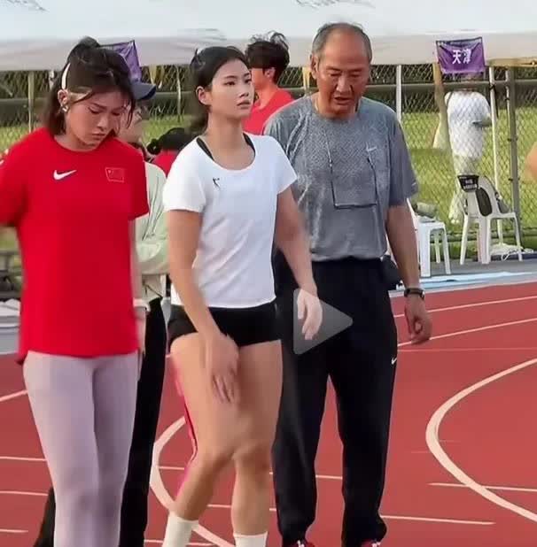 夏思凝和吴艳妮再次同框，有没发现，夏思凝身后站一高人。

在昨天举行的女子跨