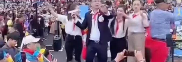 把演唱会开成庙会的刀郎属第一人前无古人后无来者，你看看演唱会的都是些什么人？都是