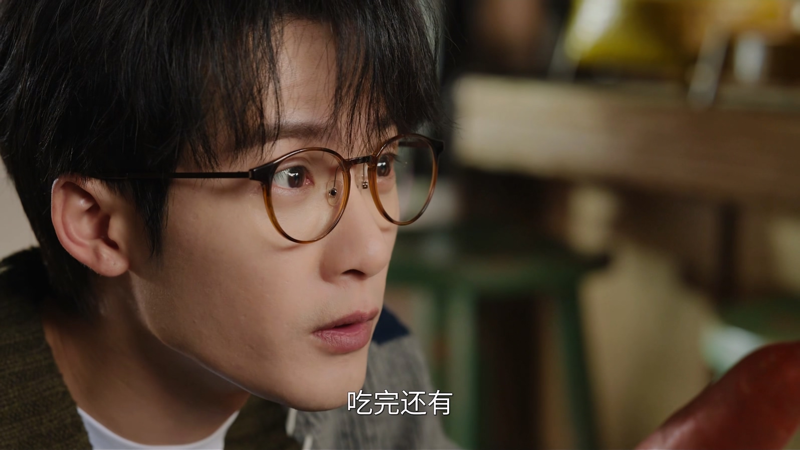 电视剧滤镜丨女主变成羊驼，男主追着女主喂东西吃。