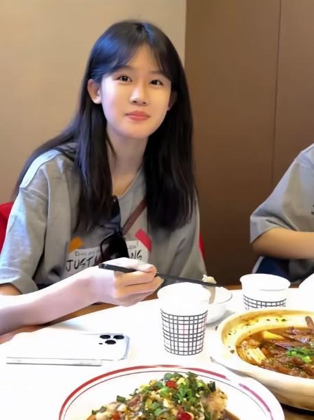 陆毅的女儿真的是挑着父母的好基因在长，妈妈漂亮、爸爸帅气，女儿更加的美，看起来就