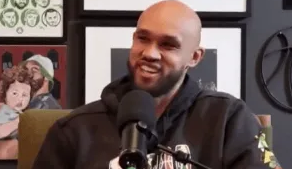 德里克-怀特近日在播客节目透露，凯尔特人主教练乔-马祖拉在球队训练时播放了机关枪