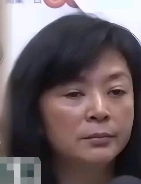年轻时长得那叫一个美，倾国倾城，国色天香，如今皮肤松弛下垂，变化太大了，差点没认