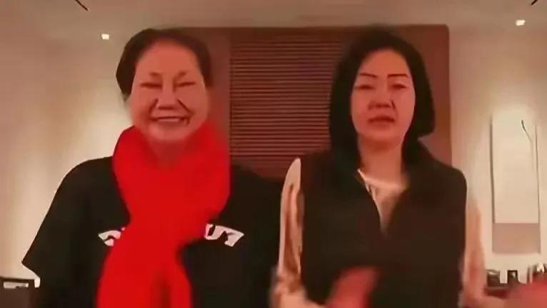 曝两个孩子未参加葬礼；小s穿恨天高送行；s妈深夜开撕“她”！