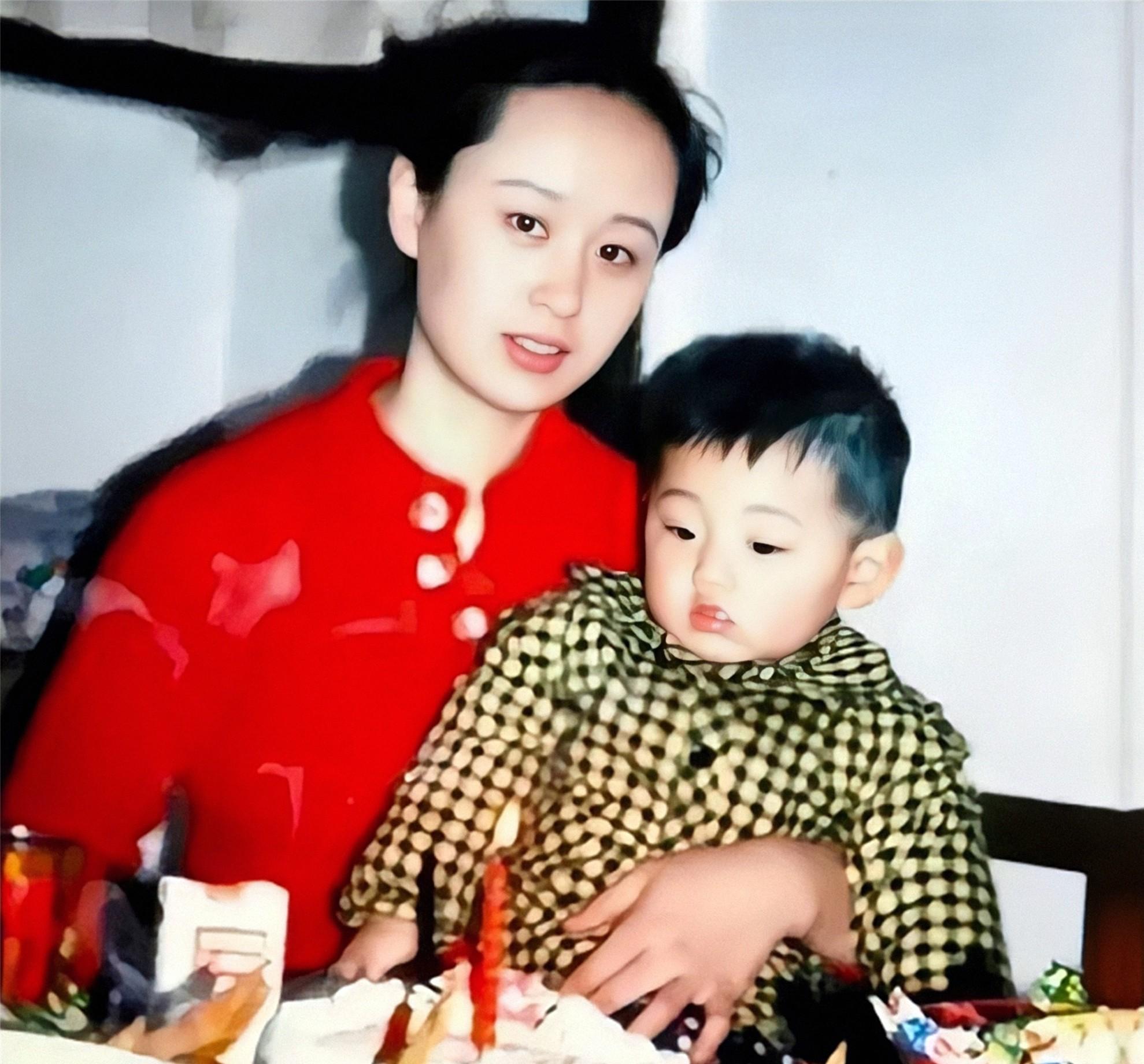 一九八九年，母亲为刚满周岁的张继科庆祝生日。



1989年，小小的张继科迎来