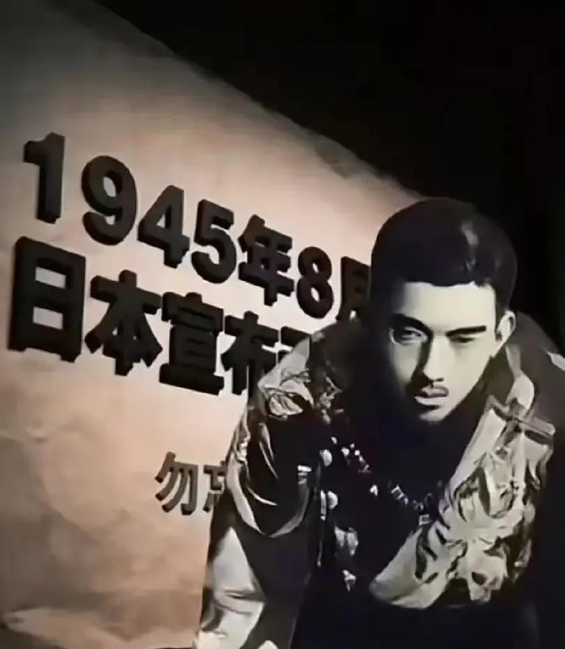 在日本政府和民众的不懈努力下，终于把天皇和一种动物扯上了关系！
最近，网上流传一