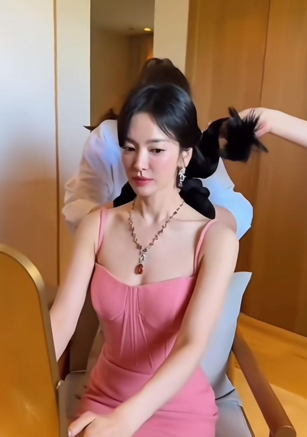 我真的觉得李晟跟宋慧乔很像诶？！第一眼看成了李晟了…[不看]
有岁月痕迹了，不过