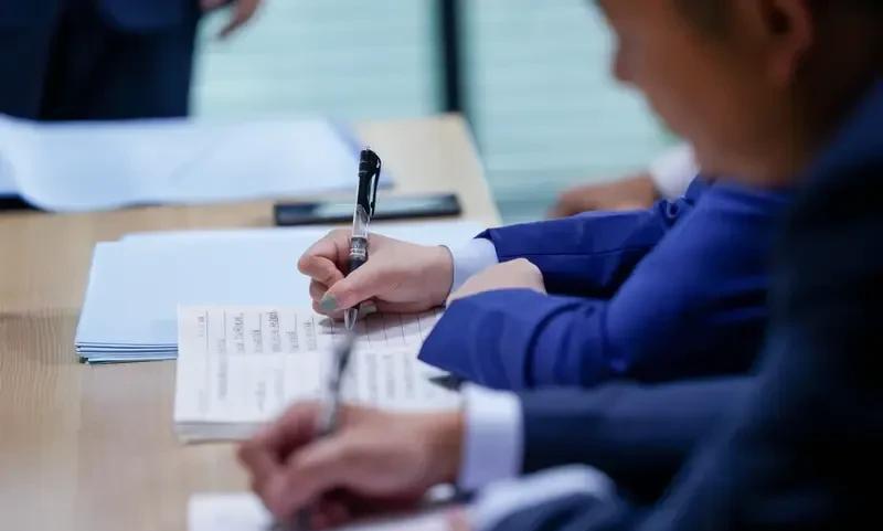 在单位，领导打压你，要学会反击，只是愤怒没用:
1，适当闹一闹
2，适度摆烂躺平