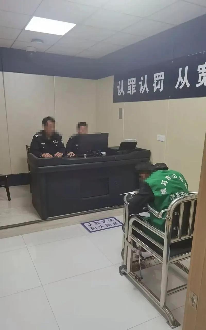 一般情况下，被派出所拘留的人不需要交伙食费。根据《拘留所条例》第十七条规定，拘留