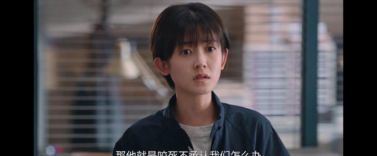 《利剑玫瑰》
尹建生让杨佳佳拿着纸条和案发现场留下的糖葫芦和笔记做笔迹核对，找技