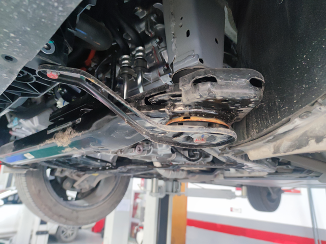 副车架下胶垫生锈
去4儿子首保，发现前副车架下胶垫生锈了。发现我这个车下胶垫居然