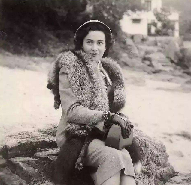 2001年，何鸿燊威胁妹妹何婉琪道：“把你的股份都给我，否则我就曝光你的丑闻。”