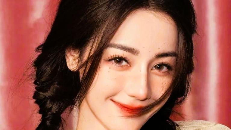 迪丽热巴续约嘉行！离嘉计划生变，资本背靠成关键因素