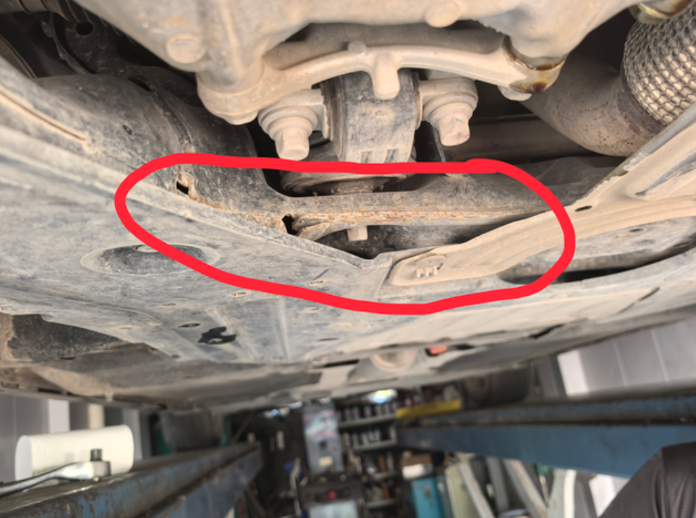 不到两年的车，副车架生锈起渣？
今天保养的时候无意间发现，副车架竟然生锈了，用手