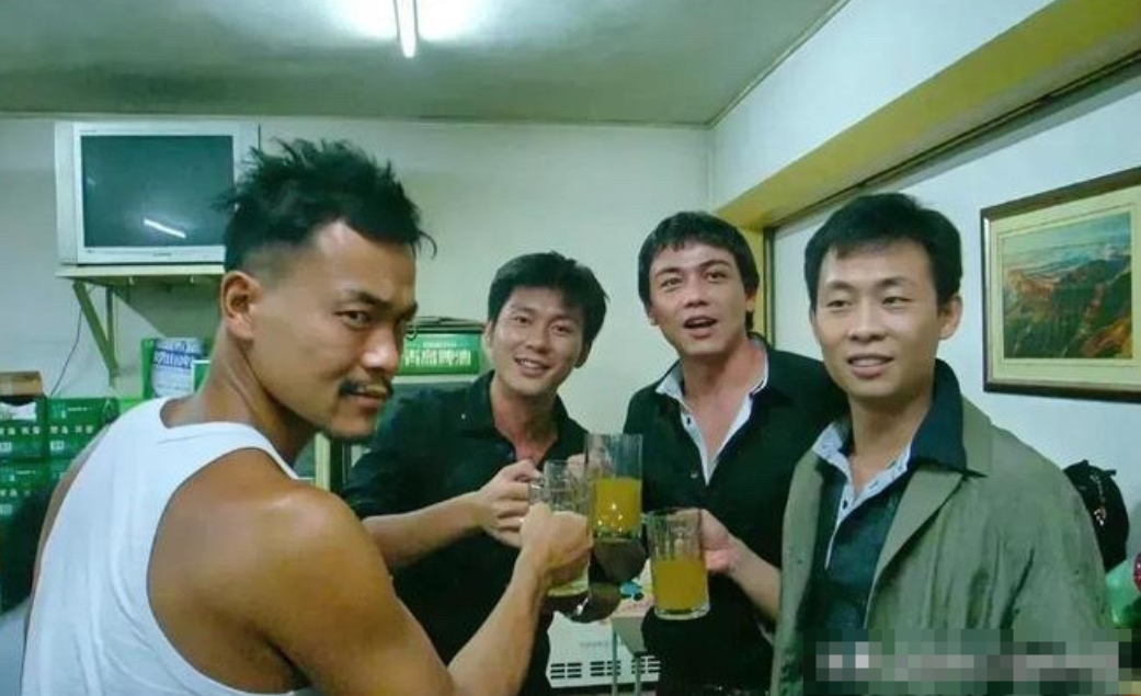 想不到张译年轻的时候，皮肤竟是几个当中最白的，本来长相一般的也成为四个人中最帅的