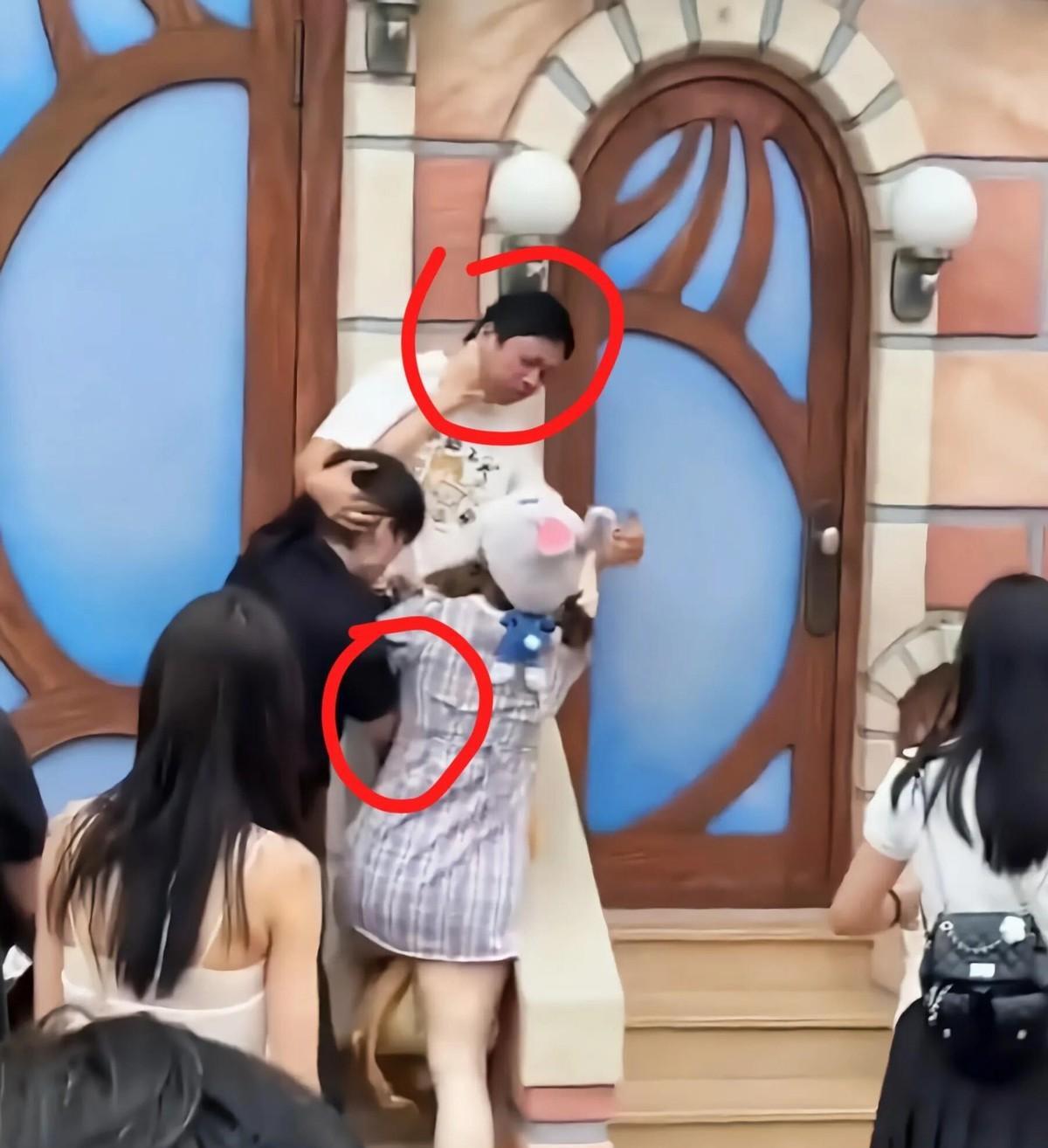 我婆婆看了迪士尼“打架情侣”的视频，突然说了句："这俩孩子成不了！"
我寻思着现