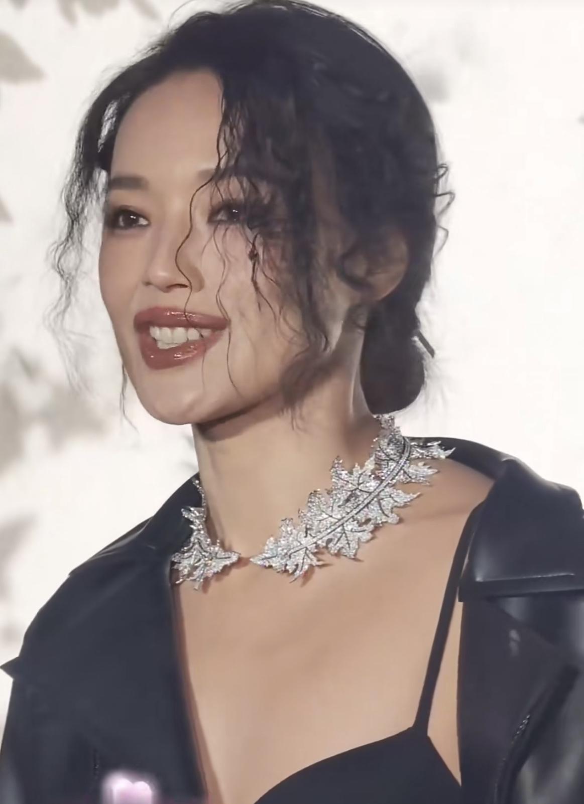 这头发怎么烫的？
是不是烟花烫？感觉又要成为流行发型了！
怎么不长皱纹的，周迅都