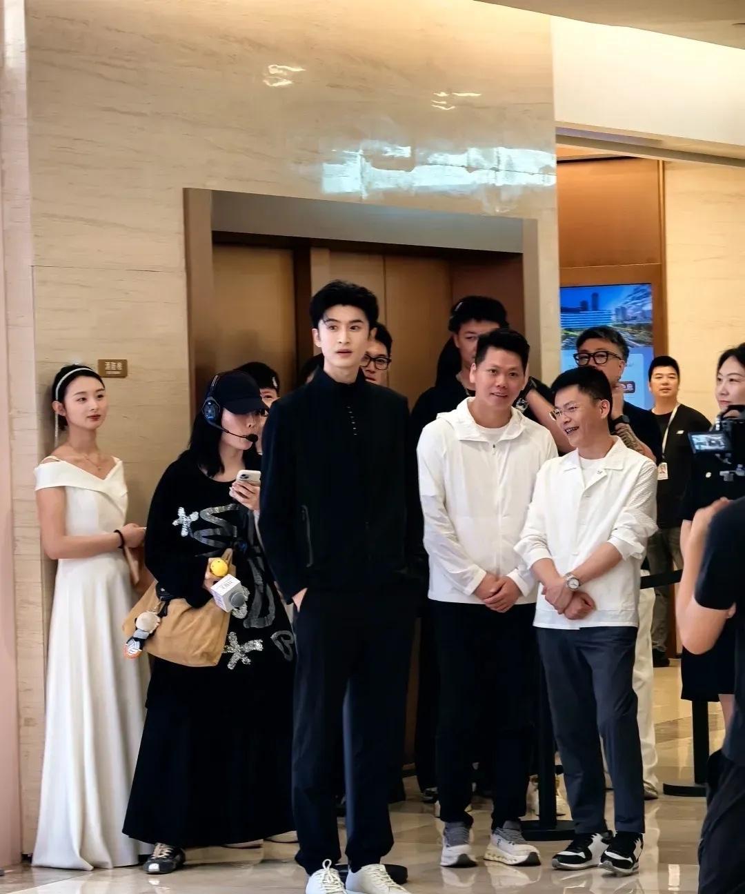 这是谁啊这么帅，是不是大明星